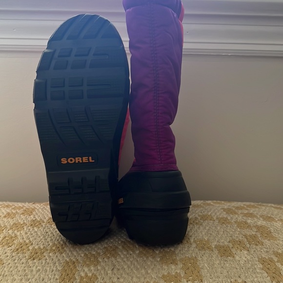 Sorel kids snow boot. Lug sole with draw string at top to keep out the snow - Picture 3 of 4